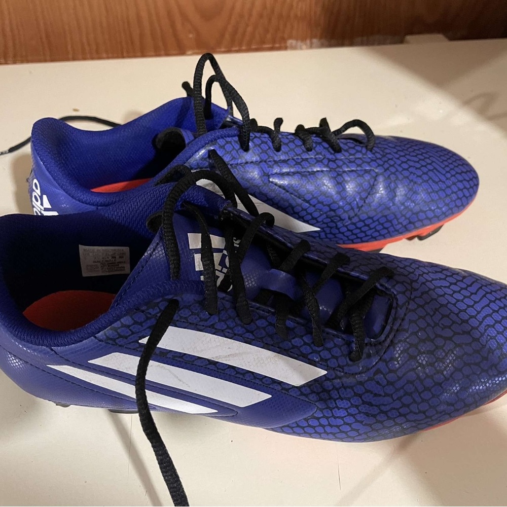 Beautiful good condition adidas soccer shoes!